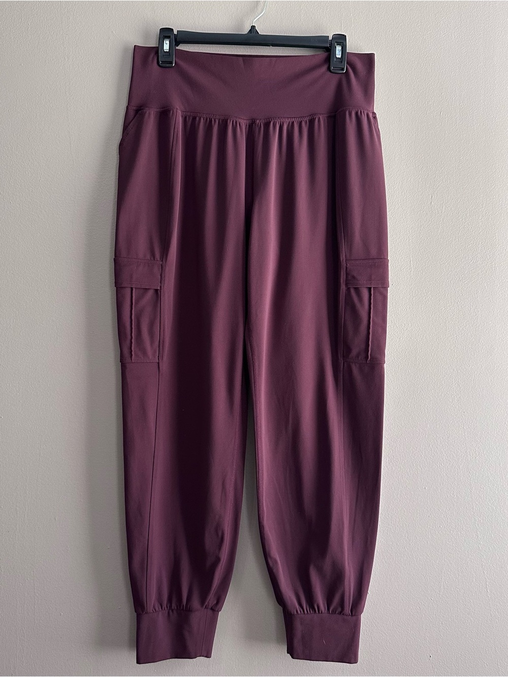 Athleta Burgundy Salutation Cargo Jogger Womens Large Stretch Activewear Travel